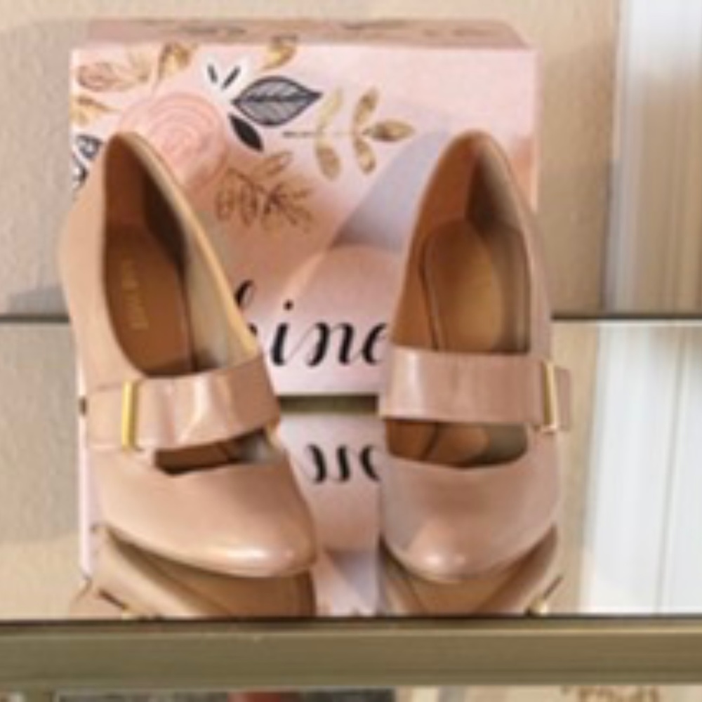 Nine West tan cream heel shoe. Size 8 M